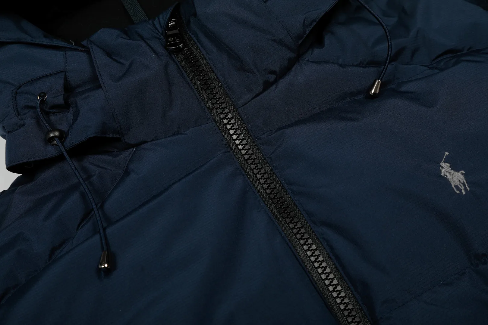 P720 Top quality" Style number: 9004# [Ralph Lauren winter basic classic embroidered men's and women's couple's same style hooded down jacket] ✅Ralph Lauren American retro arm zipper high version top-level down filling winter down jacket ✅100% high-quality white duck down, high version top-level down filling ✅Double-layer inner velvet to strictly prevent velvet running ✅Built-in adjustable drawstring, windproof and cold-proof, considerate and in place ✅Original version The maximum size can be worn up to 200 pounds. Loose and comfortable, no pressure. ✅Same style for male and female couples. Recommended OOTD outfits in winter~ Size: S-XL Color: Black White Khaki Navy Blue Light Blue